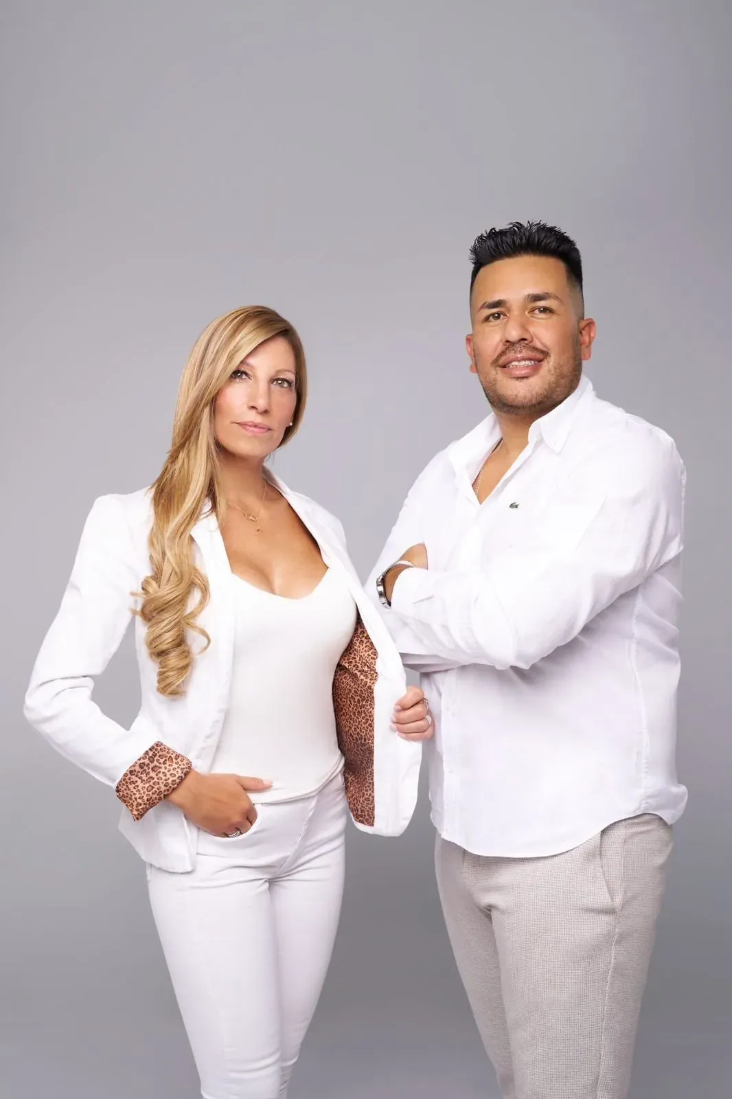 Petter Cárdenas y Florencia Freccero, vestidos de blanco, en un estudio de fotos.