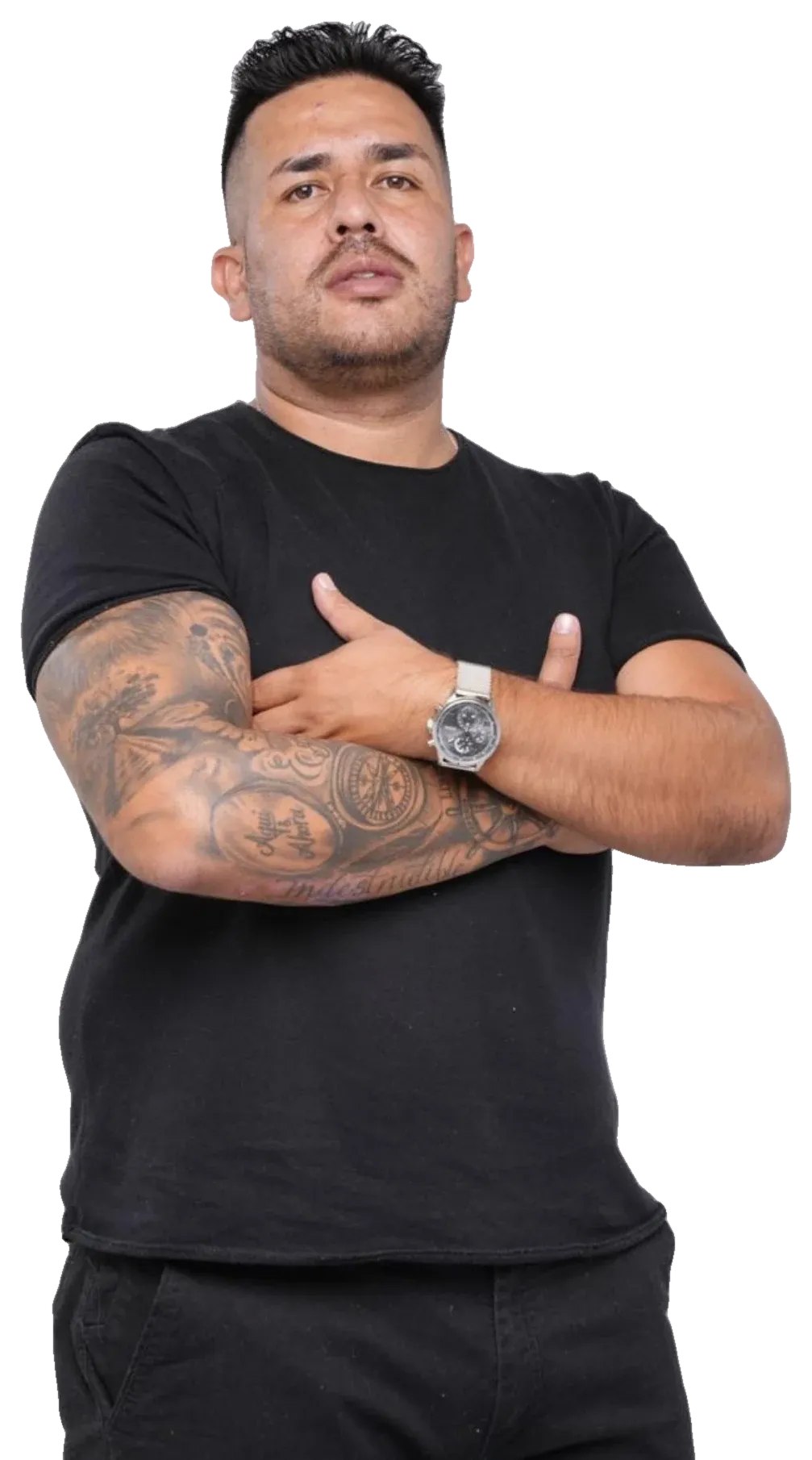 Petter Cárdenas de remera negra, con los brazos cruzados, sobre fondo gris.